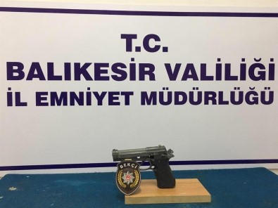 Balıkesir'de Polis 17 Aranan Şahsı Yakaladı