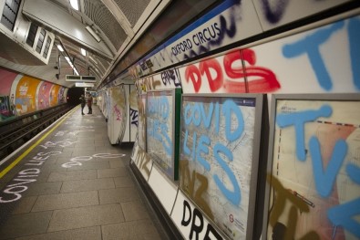 İngiltere'nin En Ünlü Metro İstasyonuna Grafiti Saldırısı