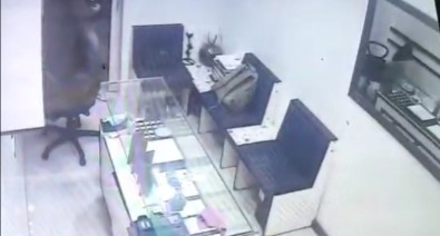İstanbul'da Kuyumcuda Bıçaklı Gasp Dehşeti Kamerada