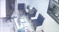 İstanbul'da Kuyumcuda Bıçaklı Gasp Dehşeti Kamerada