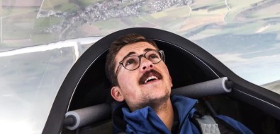 Almanya'da Genç Pilot Gökyüzüne Dev Şırınga Resmi Çizdi