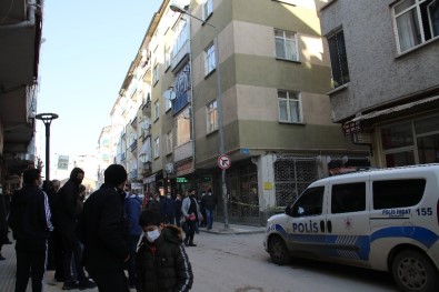 Elazığ'da Depremde Hasar Alan Orta Hasarlı Bir Bina Tahliye Edildi