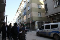 Elazığ'da Depremde Hasar Alan Orta Hasarlı Bir Bina Tahliye Edildi