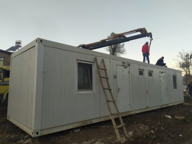 Elazığ'da Depremin Merkez Üssü Olan Köye Konteynerler Kuruldu