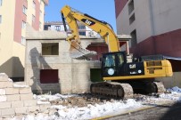 Erciş'te Metruk Binaların Yıkımına Devam Ediliyor Haberi
