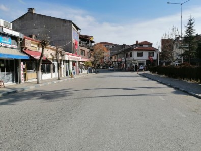 Pazaryeri'nde Cadde Ve Sokaklar Boş Kaldı