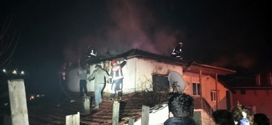 Sakarya'da İki Katlı Ahşap Evin Çatı Katı Alev Alev Yandı