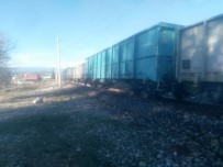 Yük Treni Hemzemin Geçitte Traktöre Çarptı Açıklaması 1 Ölü