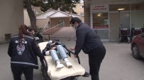 Ataşehir'de Kaza Yapan Motosikletli Kadının Yardımına Gazeteci Yetişti Haberi