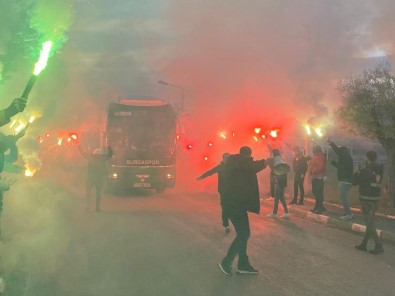 Bursaspor Taraftarı, Takımını Meş'alelerle Uğurladı