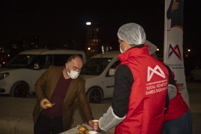 Büyükşehir Belediyesi, Hastane Önlerinde Çorba Dağıtımına Başladı
