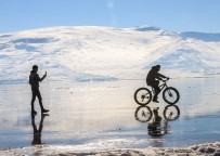 Buz Tutan Çıldır Gölünde Bisiklet Keyfi Haberi