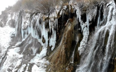Buz Tutan Şelale Kartpostallık Görüntü Oluşturdu