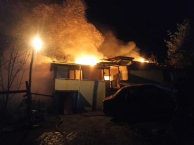 Kocaeli'de Ev, Ahır Ve Samanlık Yangında Kullanılmaz Hale Geldi