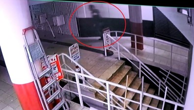 Saç Tıraşını Beğenmeyip Berber Kalfasını Ve Arkadaşını Bıçakladı