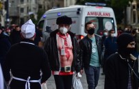 Taksim'de Garip Giyimli Turist Dikkatleri Üzerine Çekti