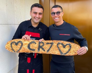 Türk Şef CZN Burak Yüzyılın Futbolcusu Seçilen Ronaldo'yu Dubai'deki Restoranında Ağırladı
