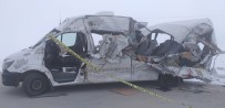 Yolcu Minibüsü Tırla Çarpıştı Açıklaması 4 Ölü, 5 Yaralı