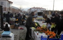 Pazarcılar Soğuktan Korunmak İçin Soba Kurdu