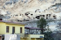 Tunceli'de Derviş Hücreleri Olarak Bilinen Urartu Mağaraları Turizme Kazandırılıyor
