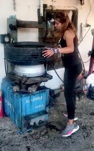 18 Yaşındaki Duygu, Lastik Tamir Edip, Balans Ayarı Yapıyor