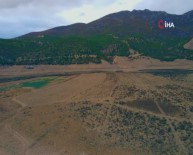 Altınkaya Barajı'nda Sular Çekildi, Kayıklar Karada Kaldı