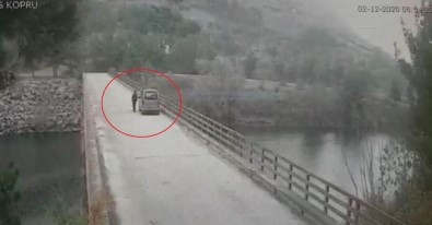 Baraj Gölünde Kaybolan Kadının Atlama Anı Kameraya Yansıdı