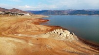 Barajda Su Seviyesi Düştü, Kayalık Ortaya Çıktı Haberi