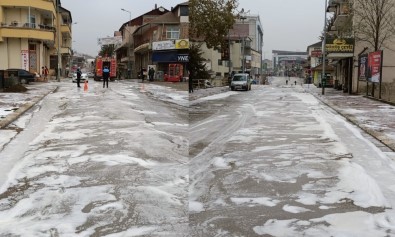 Cumayeri Belediyesi Cadde Ve Sokakları Köpüklü Suyla Yıkandı