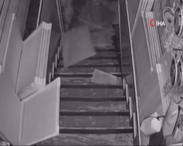 Deprem Çevre İllerde De Hissedildi