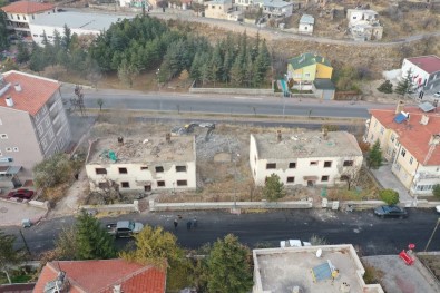 Hacılar'da 1970 Yılına Ait Eski Lojmanlar Yıkıldı