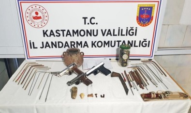 Kastamonu'da Kaçak Kazı Yapan 3 Kişi Jandarmaya Yakalandı