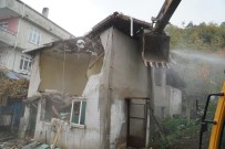 Metruk Binaların Yıkımına Devam Ediliyor