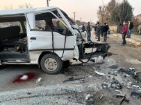Servis Minibüsü İle Otomobil Kafa Kafaya Çarpıştı Açıklaması 7 Yaralı Haberi