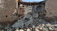 Siirt'teki Depremde Tek Katlı 2 Evin Farklı Bölümleri Yıkıldı Haberi