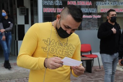 Aracını Okey Taşlarıyla Kaplayıp Trafiğe Çıkan Milyonere, Polisten Çifte Okey