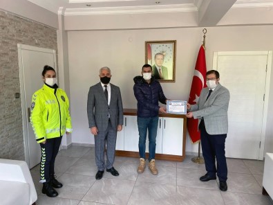 Başarılı Polislerin Aileleri Ödüllendirildi