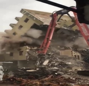 Antalya'da Yıkımı Yapılan Binanın İş Makinesi Üzerine Doğru Yıkılması Korkuttu