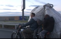 Seyir Halindeki Motosiklette Uyuyan Çocuk Şaşkınlık Oluşturdu Haberi
