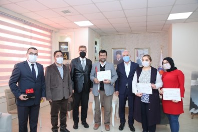 Bilgisayar Kursunu Bitiren Görme Engelliler Sertifikalarını Aldı