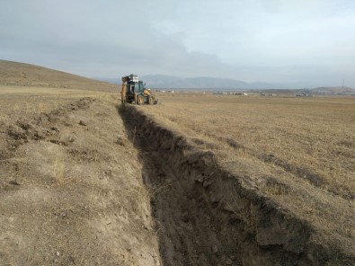 Çaldıran Belediyesinden Sulama Kanalı Yapımı