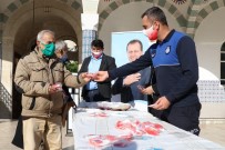 Mersin'de Cuma Namazı Çıkışı Maske Dağıtıldı
