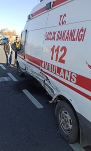 Otomobil İle Ambulans Çarpıştı Açıklaması 3 Yaralı