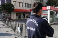 Bankların Şeritlerle Kapatıldığı O Caddeye Giriş 3 Bin 500 Kişiyle Sınırlandırıldı