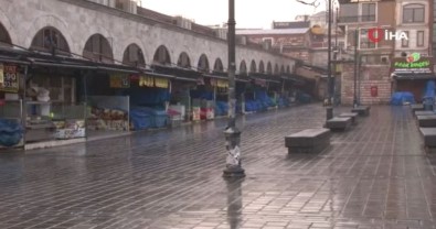 Eminönü Meydanı'nda Yasak Sonrası Sessizlik Hakim