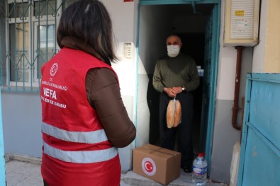 Sultanbeyli'de Kısıtlamada Sokağa Çıkamayan İhtiyaç Sahipleri Unutulmadı