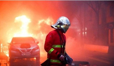 Fransa yanıyor! 'Macron istifa ve özgürlük' sloganları dinmiyor..