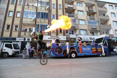 İnegöl'de Sokak Kısıtlamasını Sanat Otobüsü Renklendiriyor