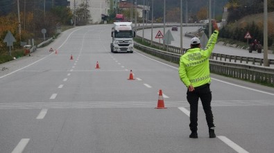 Tik Tok'ta Canlı Yayın Yaparken Kendisini Durduran Polislere Küfreden Tır Sürücüsü Hakkında Soruşturma Açıldı