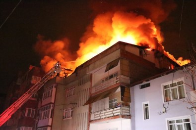 4 Katlı Apartmanın Çatı Katı Alevlere Teslim Oldu